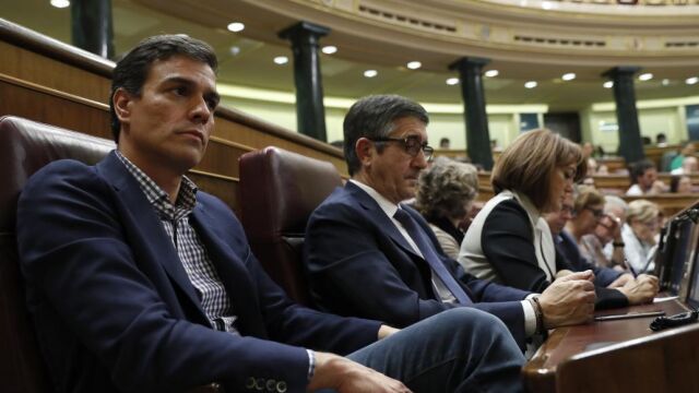 GRA380. MADRID, 26/10/2016.- El exsecretario general del PSOE, Pedro Sánchez (i), en su escaño junto al diputado del partido, Patxi López al inicio del debate de investidura del candidato del PP, Mariano Rajoy, esta tarde en el Congreso de los Diputados. EFE/Chema Moya