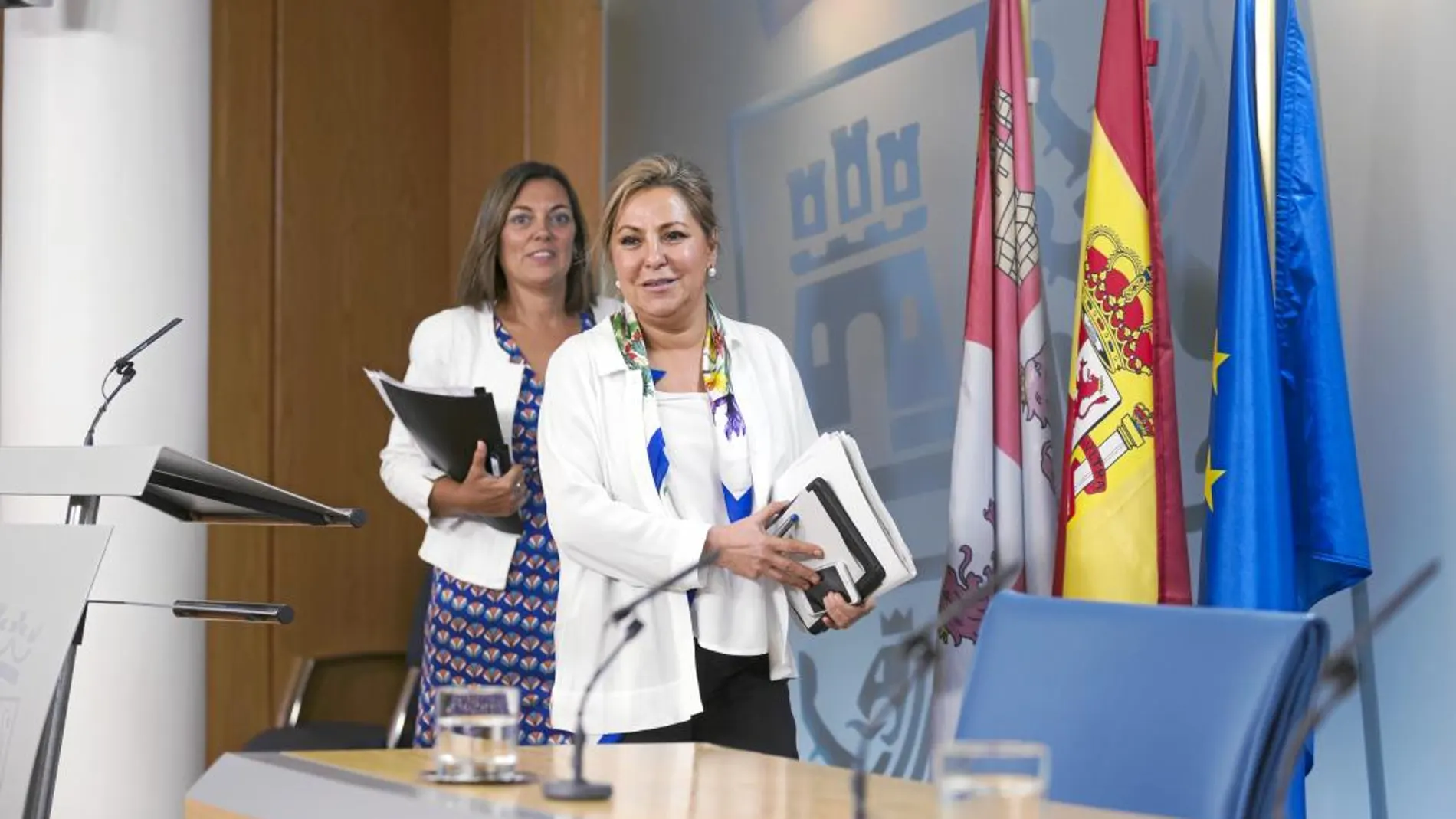 La portavoz del Gobierno Herrera, Rosa Valdeón, junto con la consejera de Agricultura, Milagros Marcos