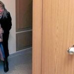 Una mujer y su hija, tras recibir las llaves de su vivienda protegida
