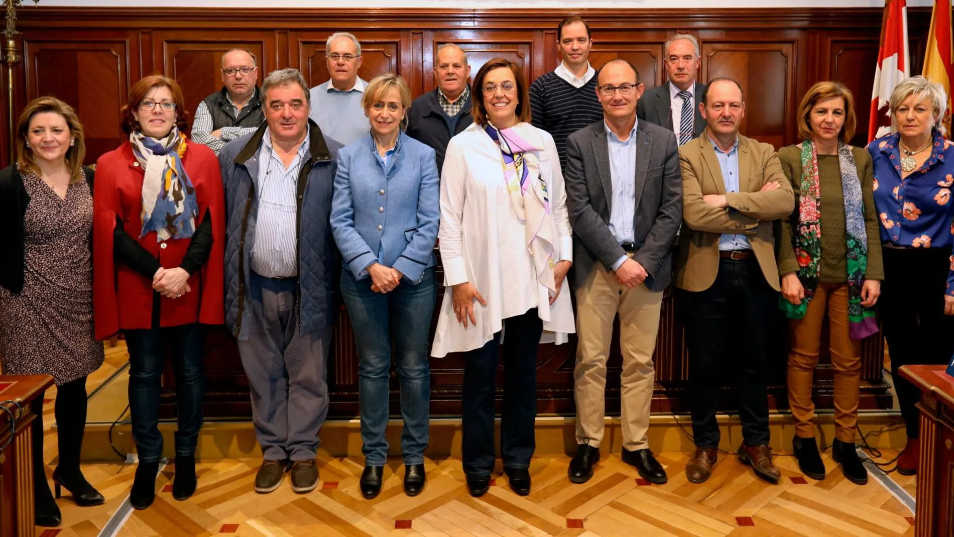 La presidenta de la Diputación de Palencia, Ángeles Armisén, junto a alcaldes y concejales de los municipios con el programa «Crecemos»