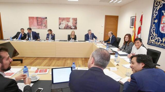 Sobre estas líneas, un momento de la reunión de la Junta de Portavoces presidida por Silvia Clemente. Debajo, la presidenta de la Cortes.