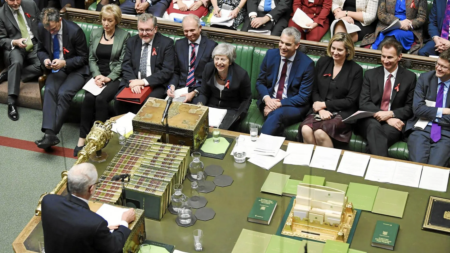 Theresa May sonríe al líder de la oposición, Jeremy Corbyn, ayer en la sesión de los martes en la Cámara de los Comunes