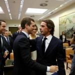 La llegada de Aznar al Congreso. El ex presidente acudió ayer a la comparecencia arropado por la plana mayor del PP de Casado. Foto: Cristina Bejarano