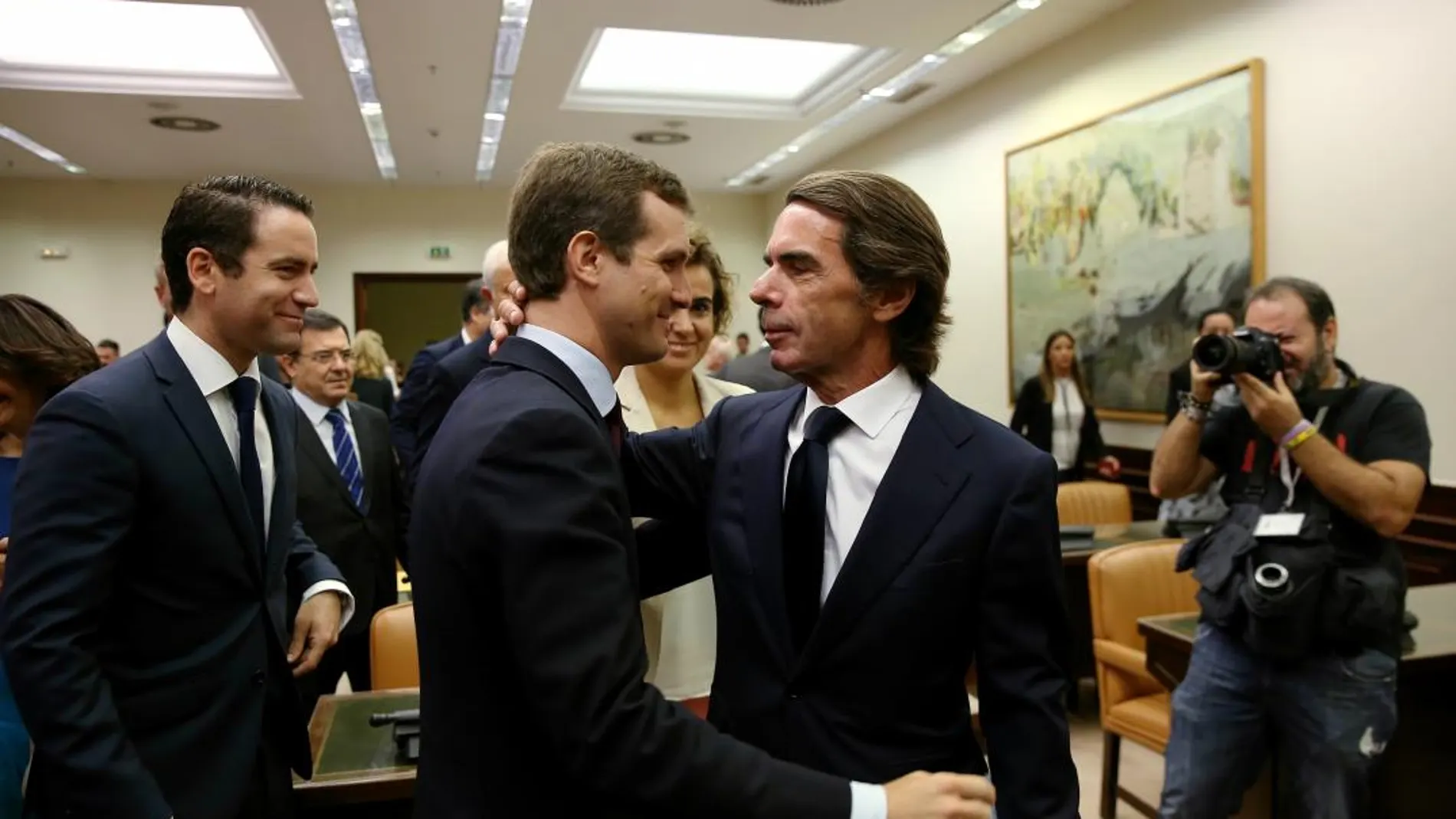 La llegada de Aznar al Congreso. El ex presidente acudió ayer a la comparecencia arropado por la plana mayor del PP de Casado. Foto: Cristina Bejarano