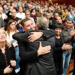 Otegi abraza a Torra el pasado martes en un acto celebrado en el Kursaal de San Sebastián en respaldo de la consulta soberanista