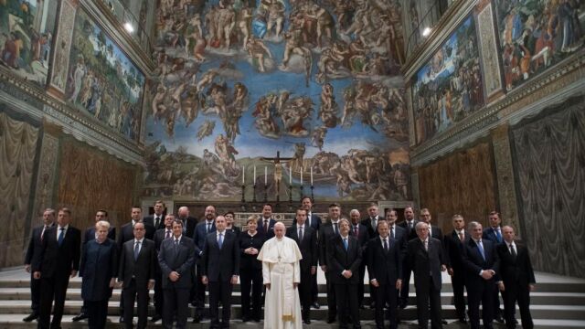 El Papa posa junto a los líderes de los países de la Unión Europea en la Capilla Sistina.