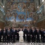 El Papa posa junto a los líderes de los países de la Unión Europea en la Capilla Sistina.
