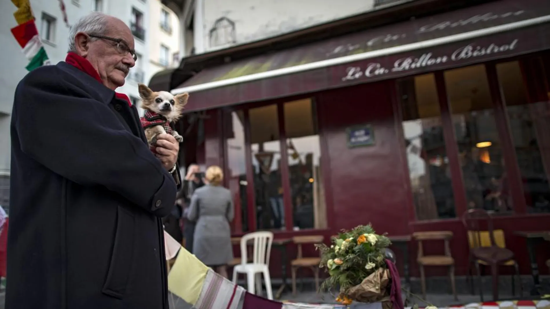 Un hombre asiste a la reapertura del primero de los bares atacados el 13-N, Le Carillon, en París el pasado 13 de enero
