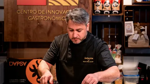 Roberto Hernández, de Latasia, elaborando el dulce bocado