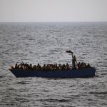 Uno de los barcos con refugiados en el Mediterráneo