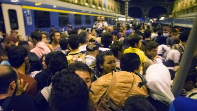 Los refugiados se agolpan en la estación.