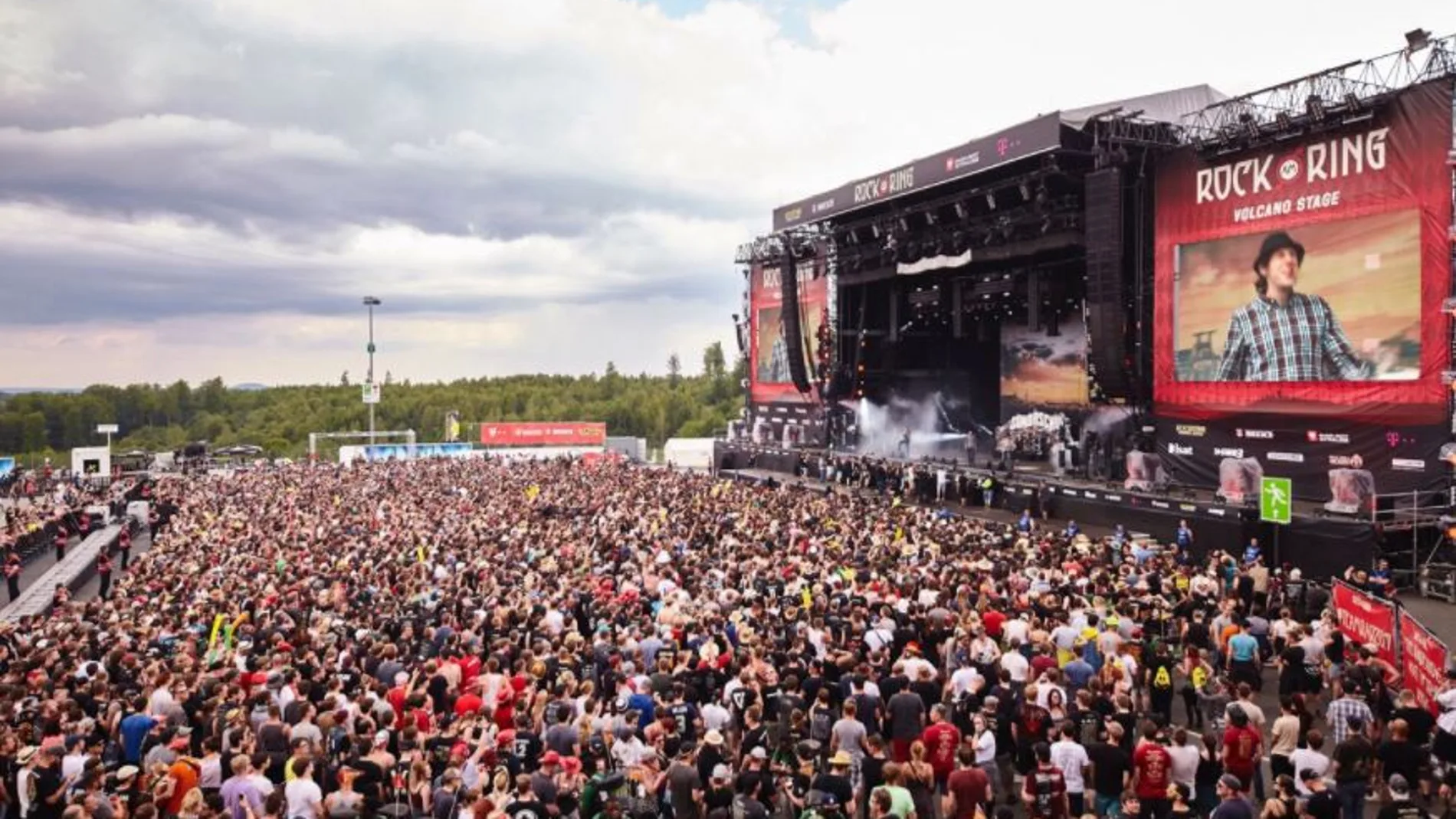 Vista de los asistentes frente a un escenario del festival 'Rock am Ring' en Nürburg (Alemania)