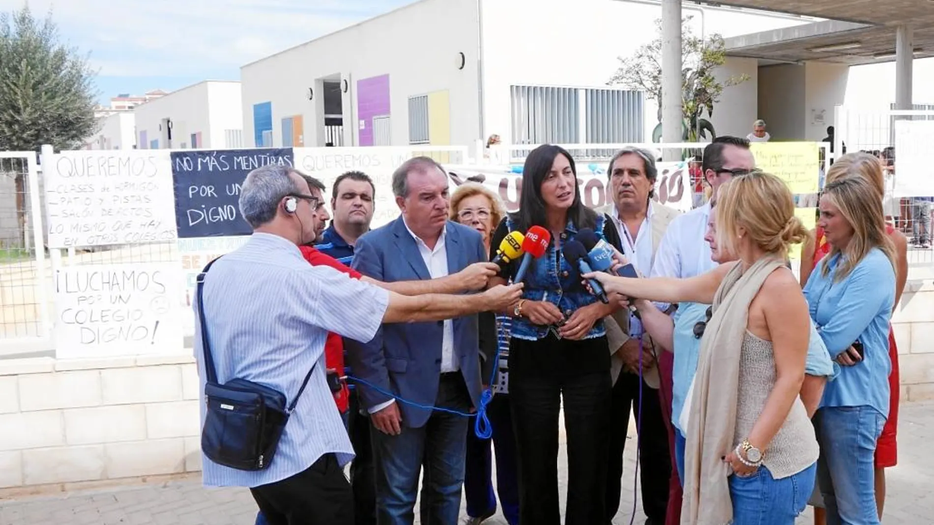 La secretaria general del PP-A, Dolores López, visitó ayer un colegio con «caracolas» en Vélez-Málaga