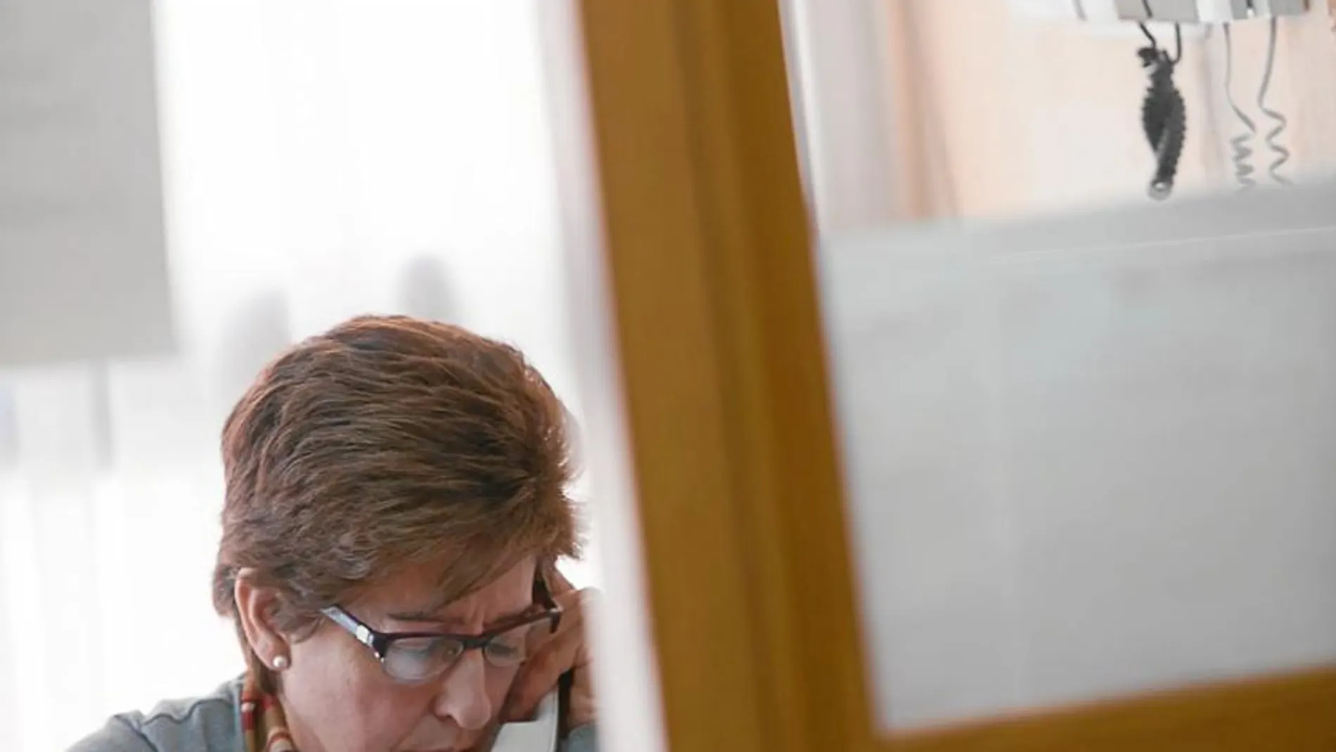 Una voluntaria del Teléfono de la Esperanza atiende una llamada