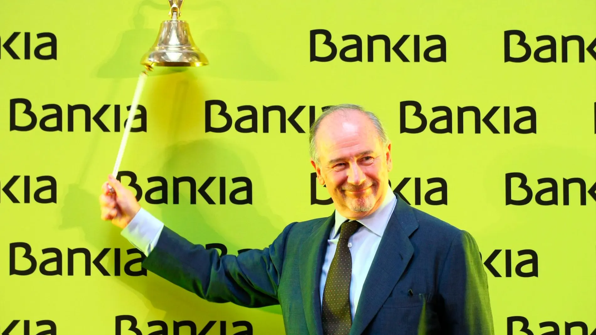 Rodrigo Rato, da el tradicional toque de campana en la salida de Bankia a Bolsa en 2001 / Foto: Jesús G. Feria