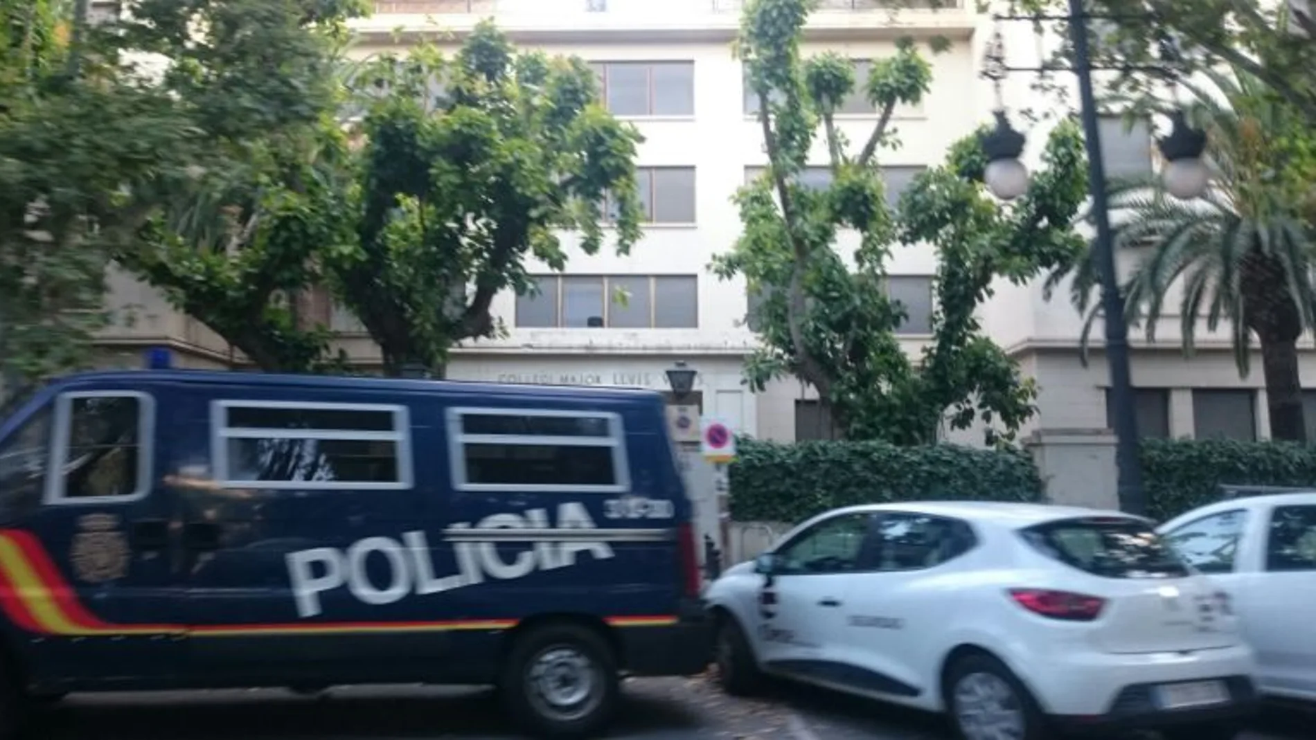 Un furgón policial a las puertas del centro