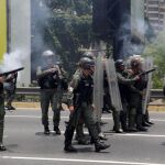 Agentes antidisturbios cargan contra manifestantes en Caracas, el pasado 10 de abril