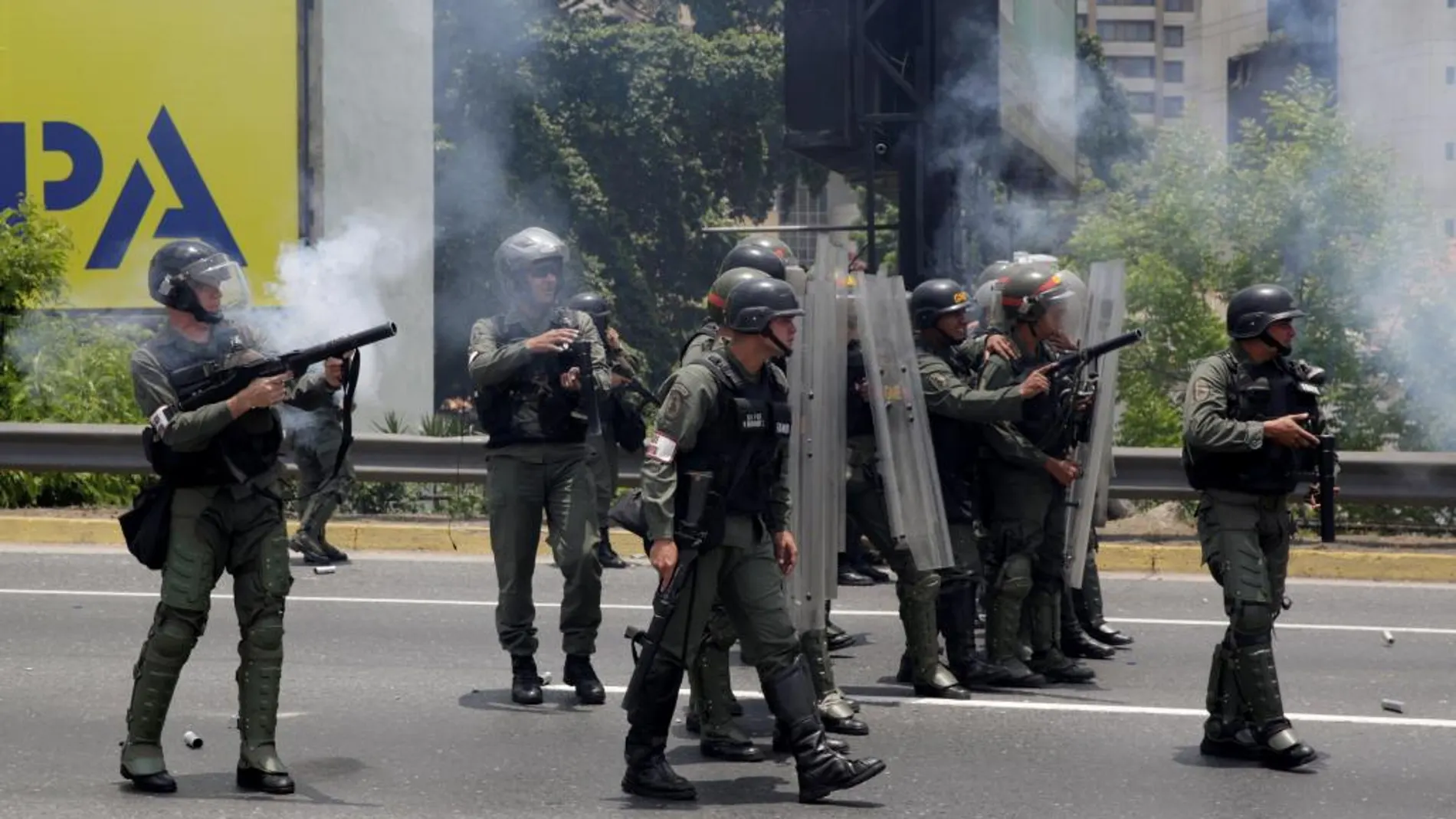 Agentes antidisturbios cargan contra manifestantes en Caracas, el pasado 10 de abril