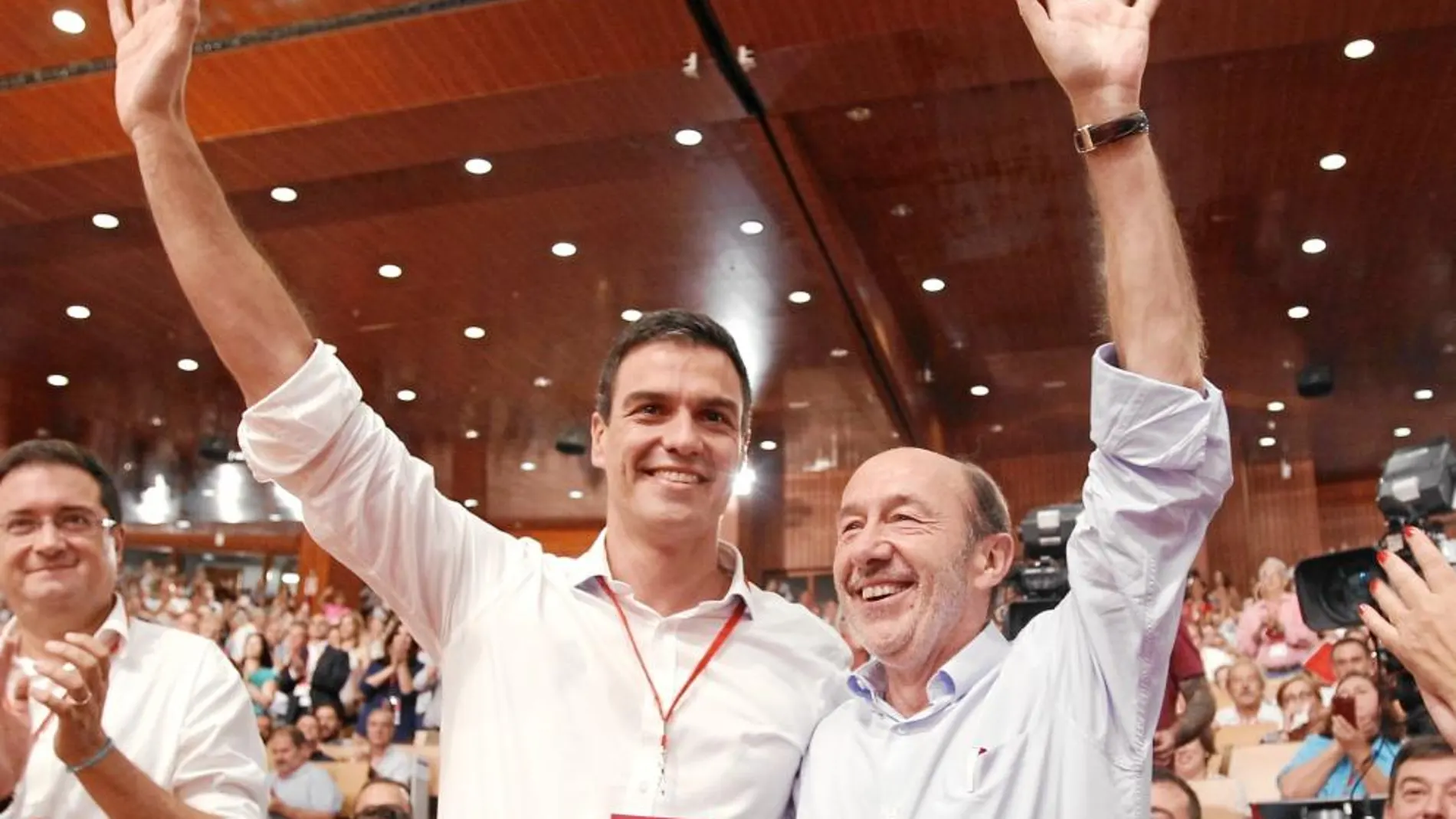 Pedro Sánchez y Alfredo Pérez Rubalcaba, durante el Congreso Federal del PSOE de 2014