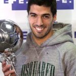 El internacional uruguayo Luis Suárez posa con el 'Trofeo EFE' al mejor jugador latinoamericano de la Liga