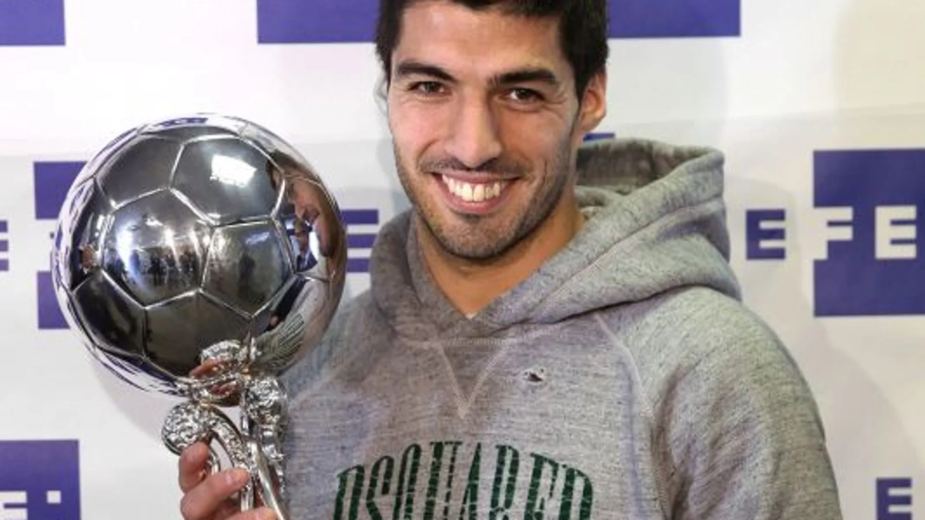 El internacional uruguayo Luis Suárez posa con el 'Trofeo EFE' al mejor jugador latinoamericano de la Liga