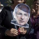 Un grupo de personas protesta contra el encarcelamiento de Antonio Ledezma frente a la sede del Programa de las Naciones Unidas para el Desarrollo (PNUD) en Caracas