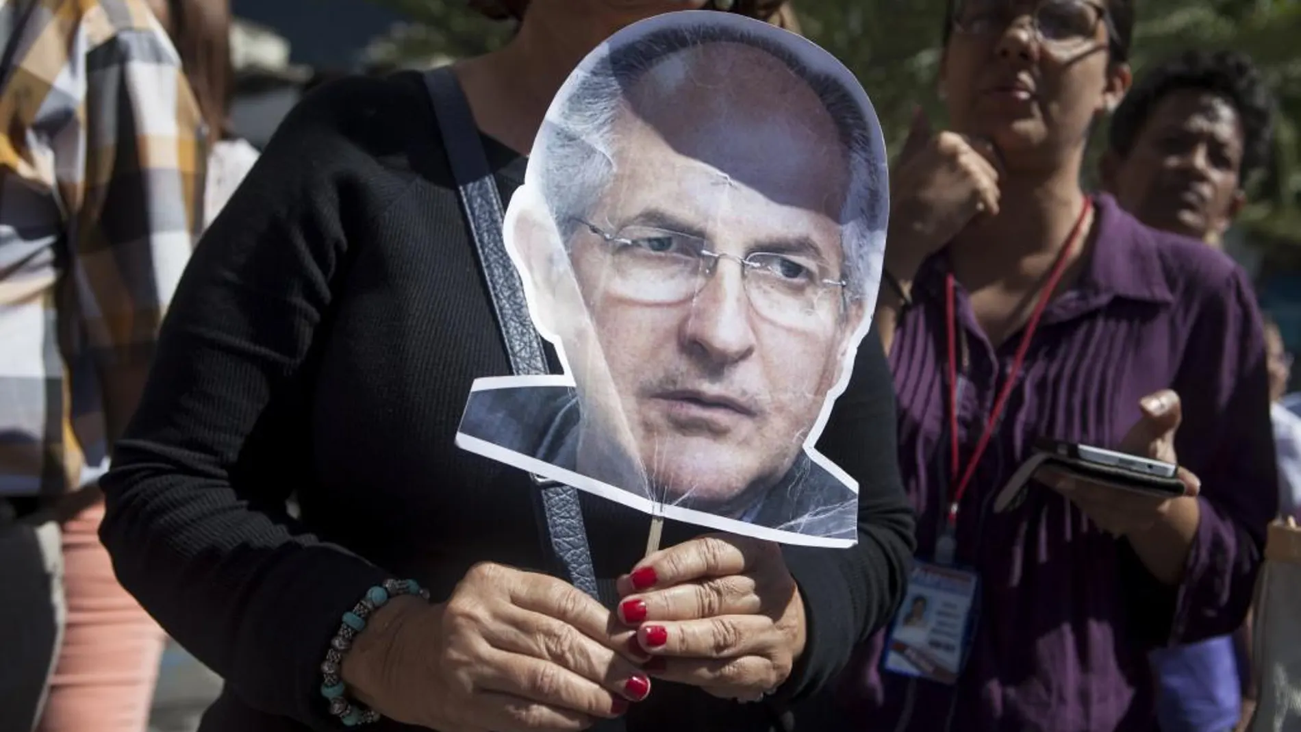 Un grupo de personas protesta contra el encarcelamiento de Antonio Ledezma frente a la sede del Programa de las Naciones Unidas para el Desarrollo (PNUD) en Caracas