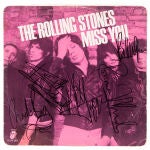 Maxi single de The Rolling Stones “Miss You” con vinilo de color rosa y carátula firmada por todos los componentes de la banda; (de izquierda a derecha) Charlie Watts, Keith Richards, Mick Jagger, Ronnie Wood, y Bill Wyman.