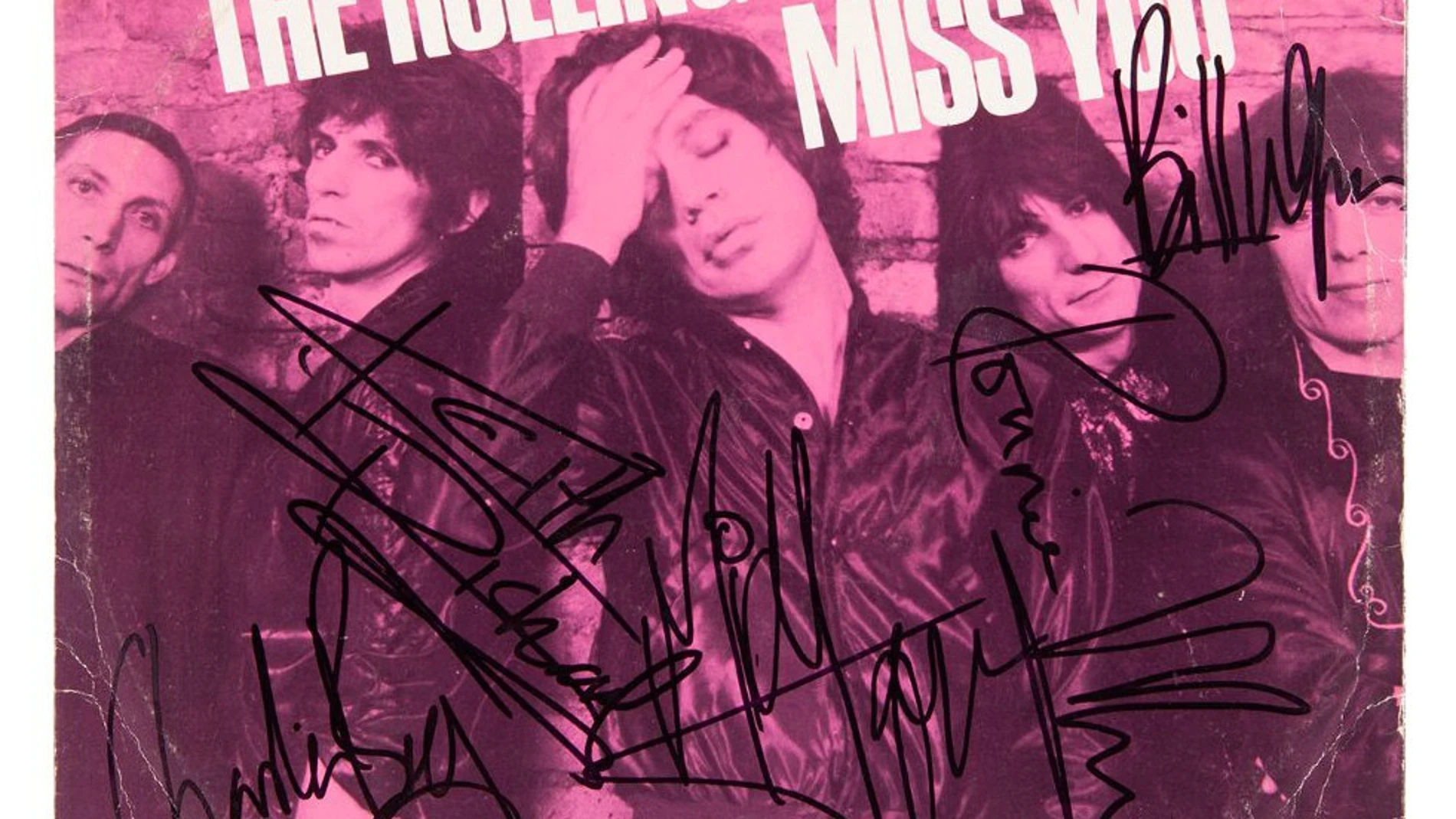 Maxi single de The Rolling Stones “Miss You” con vinilo de color rosa y carátula firmada por todos los componentes de la banda; (de izquierda a derecha) Charlie Watts, Keith Richards, Mick Jagger, Ronnie Wood, y Bill Wyman.