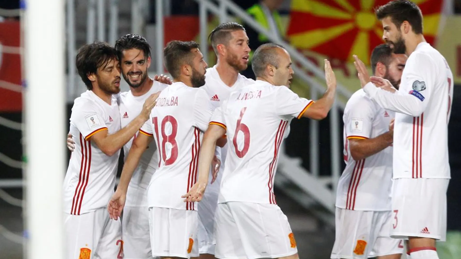 Los jugadores españoles celebran el gol de la selección.