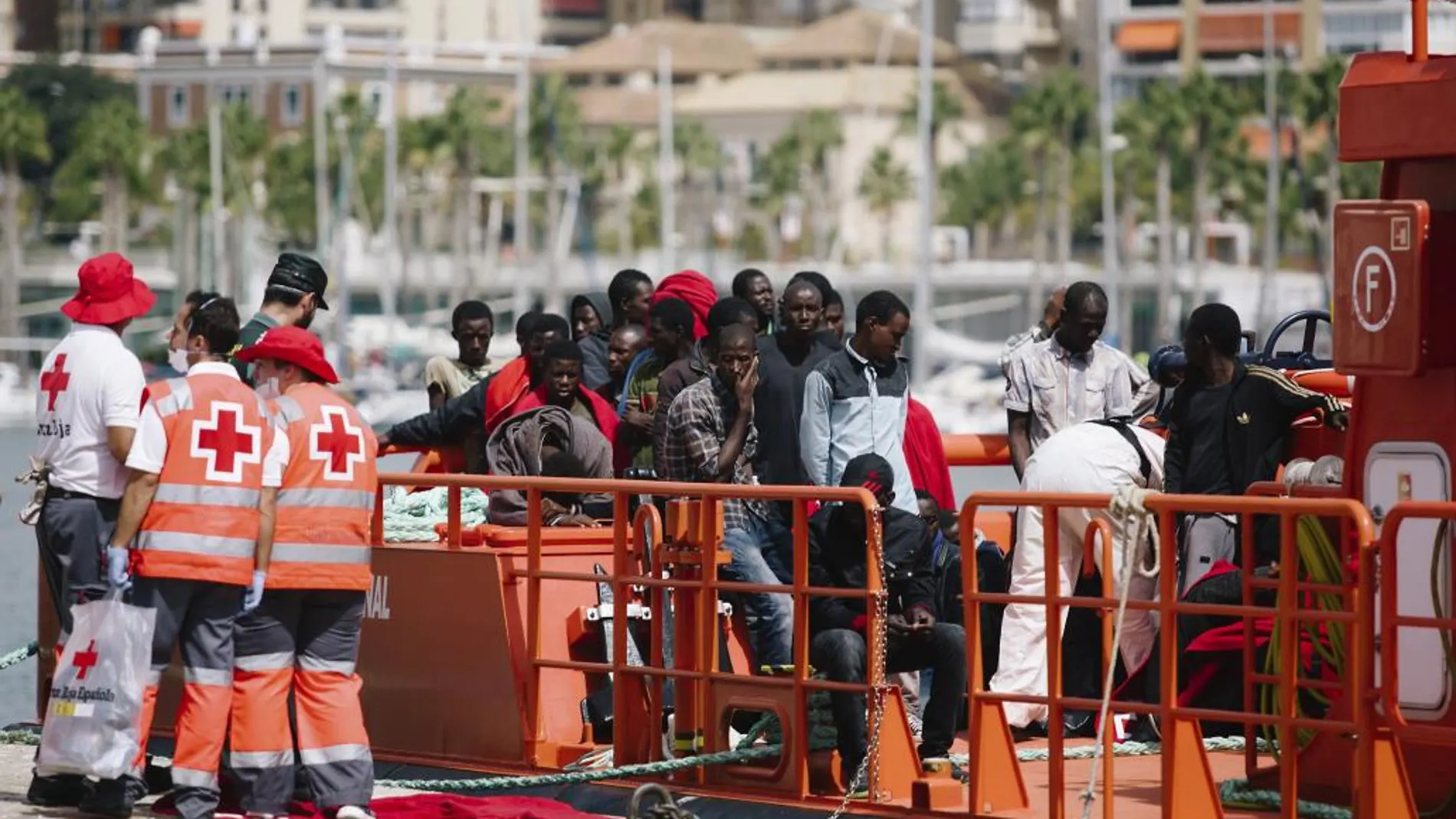 Llegada al puerto de Málaga de una patera que fue rescatada ayer en la que viajaban 53 subsaharianos