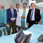 El consejero Antonio María Sáez Aguado, junto al equipo de la Unidad de Cirugía Pediátrica de León
