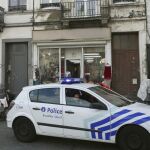 Un coche de la policia belga patrulla el barrio de Molenbeek