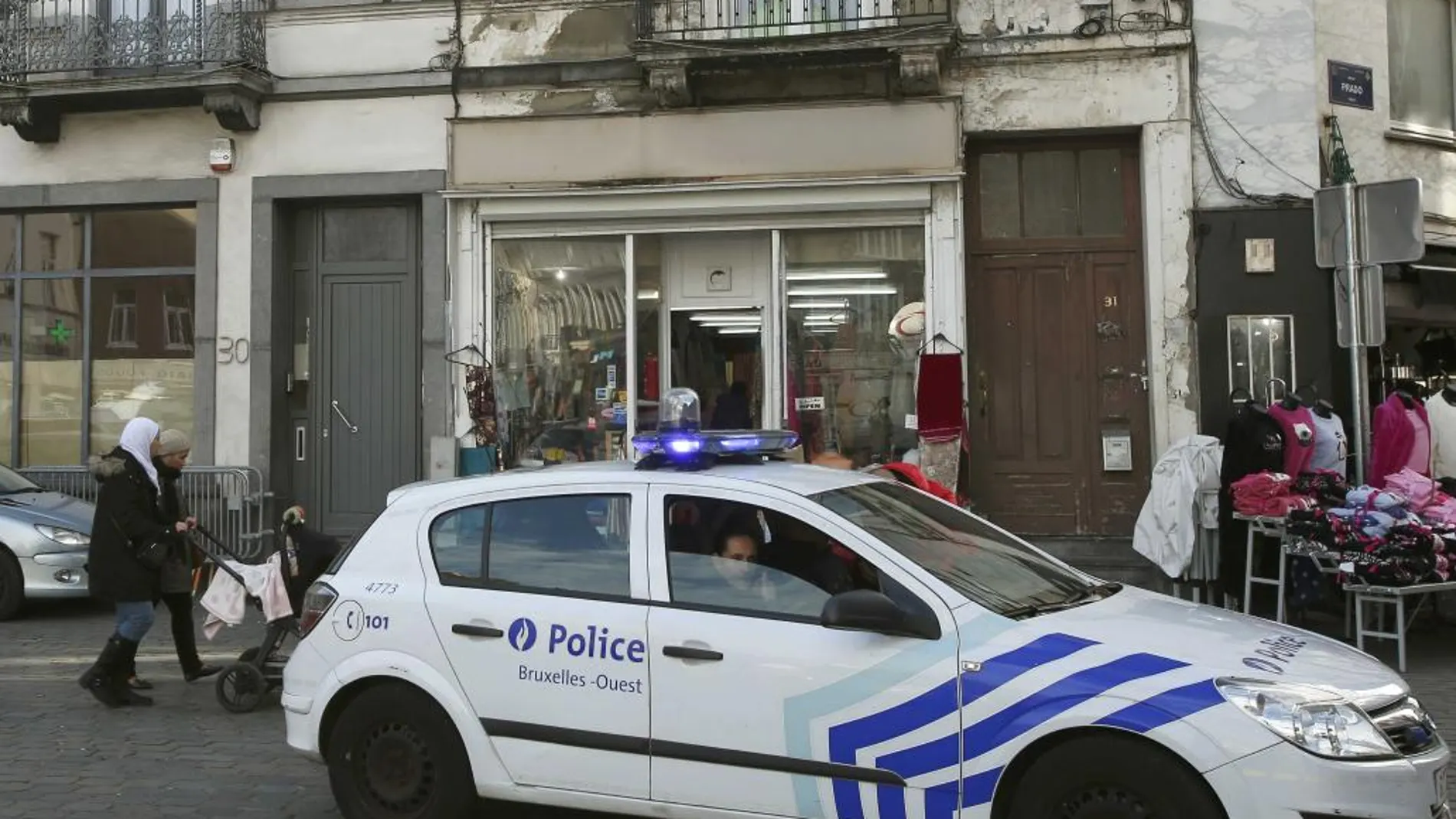 Un coche de la policia belga patrulla el barrio de Molenbeek