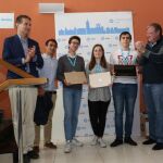 El alcalde de León, Antonio Silván, hace entrega, junto al director de HP León, Miguel Ángel Turrado, de los premios «CodeWars» al talento