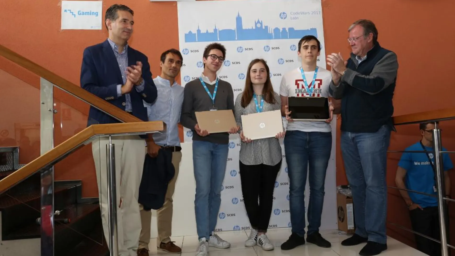 El alcalde de León, Antonio Silván, hace entrega, junto al director de HP León, Miguel Ángel Turrado, de los premios «CodeWars» al talento
