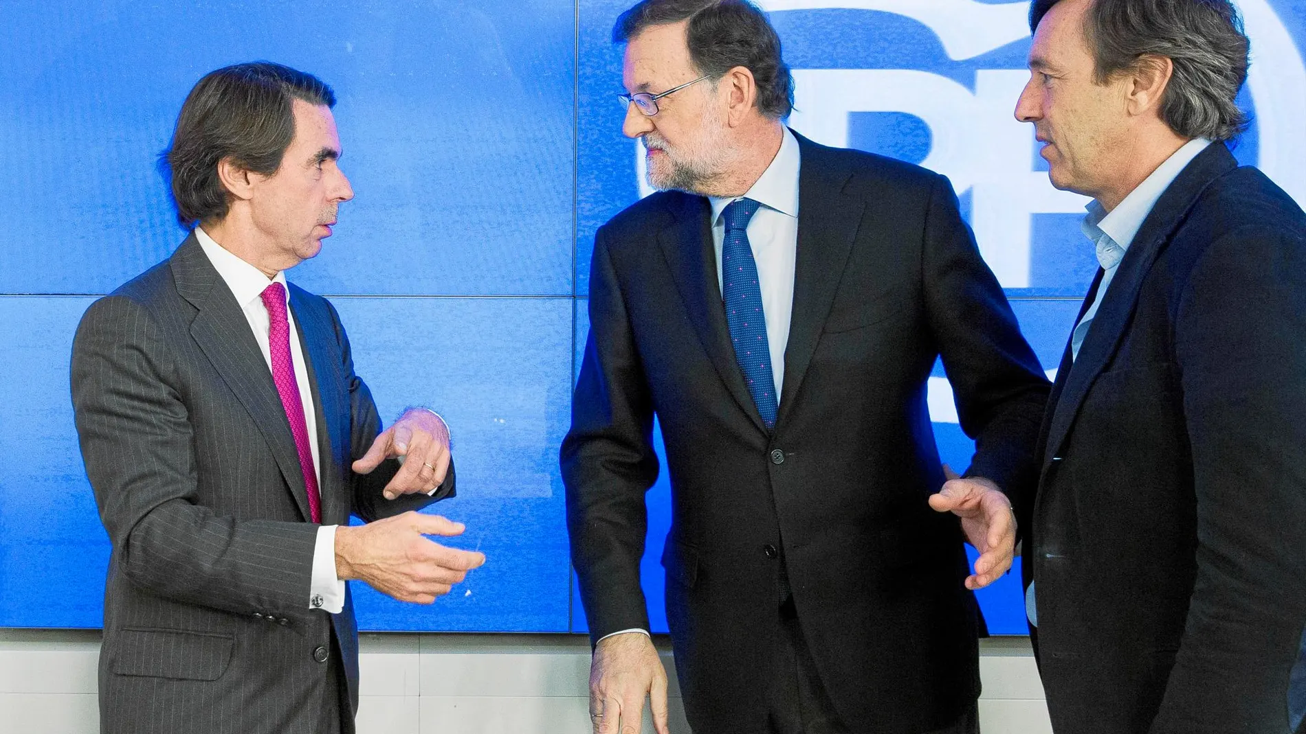Los ex presidentes del Gobierno Mariano Rajoy y José María Aznar, en una imagen de archivo durante un acto de partido. A su lado, Rafael Hernando