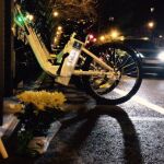 Los colectivos de la bici homenajean con flores al fallecido