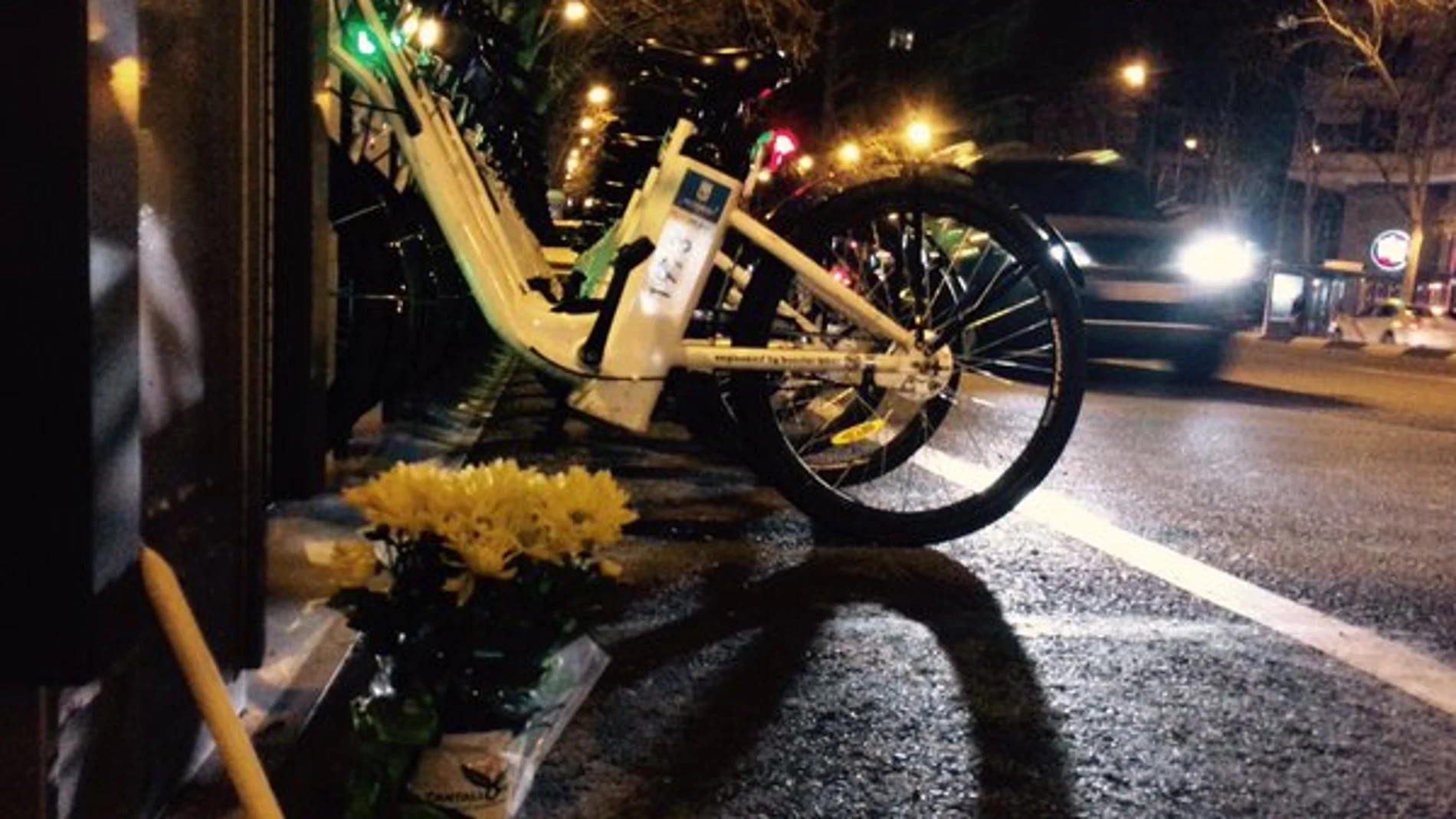 Los colectivos de la bici homenajean con flores al fallecido
