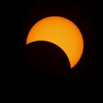 El eclipse desde la playa de la isla Ternate, en Indonesia
