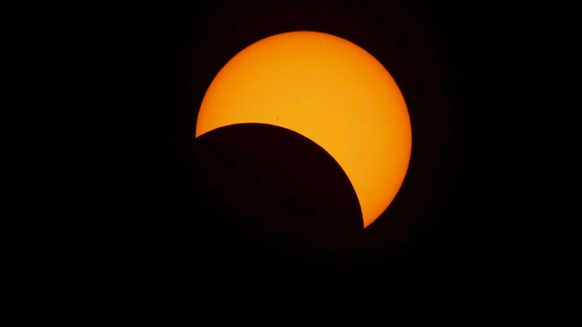 El eclipse desde la playa de la isla Ternate, en Indonesia