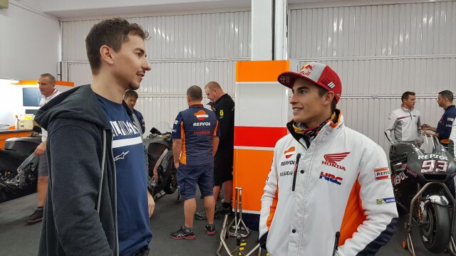 La primera charla de los dos pilotos ya como compañeros de equipo