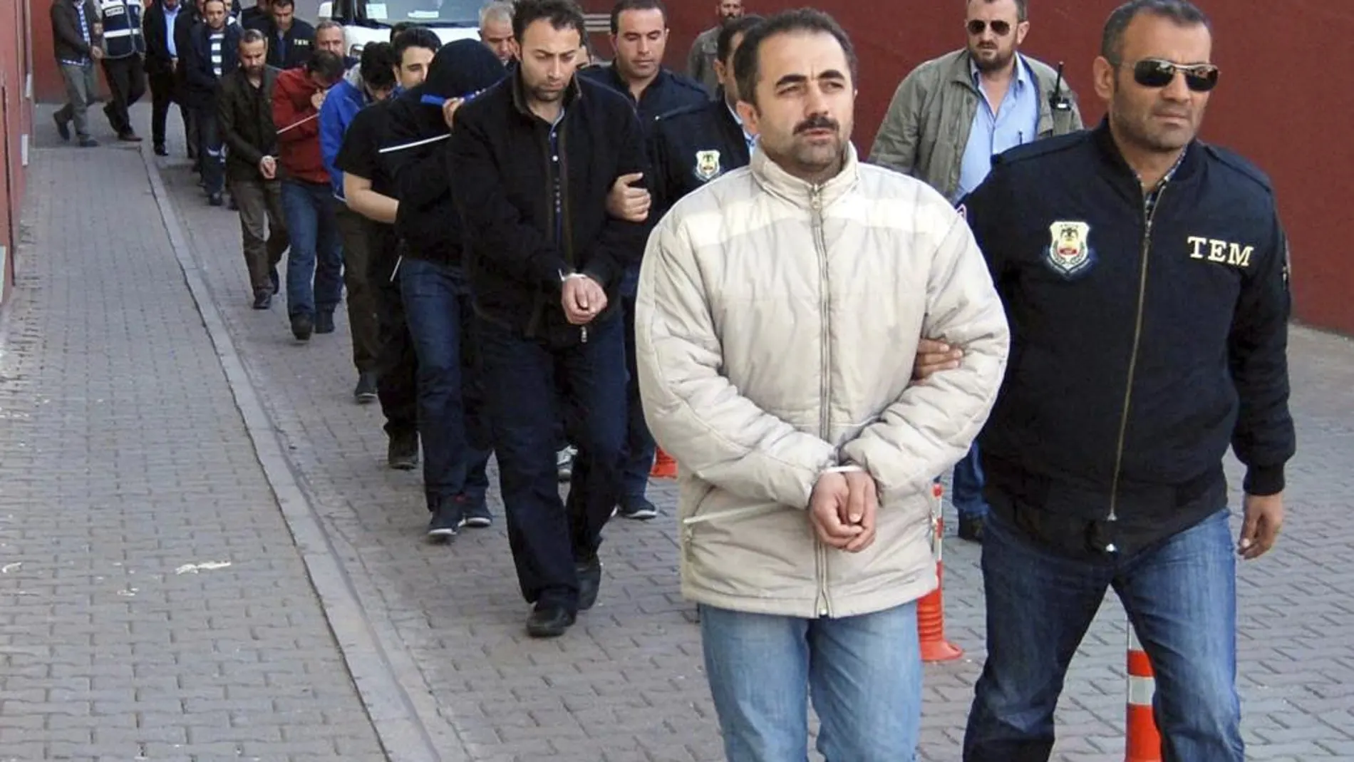 Miembros de la policía turca escoltan a sospechosos del movimiento Gulen