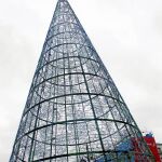 El árbol navideño situado en la Puerta del Sol se encenderá este jueves junto al resto del alumbrado de la capital