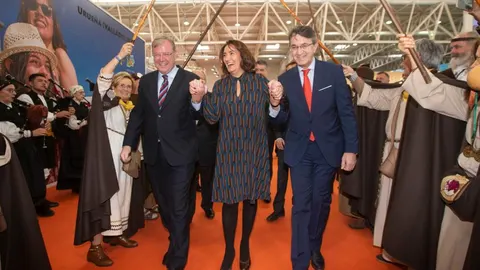 La consejera de Cultura y Turismo, María Josefa García Cirac, en una de las actividades de Intur, junto al alcalde, Antonio Silván; y el presidente de la Diputación de León, Juan Martínez Majo