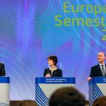 El vicepresidente de la Comisión Europea, Valdis Dombrovskis (i), la comisaria Marianne Thyssen (c) y el comisario europeo de Asuntos Económicos, Pierre Moscovici (d).