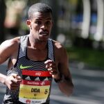 El etíope Bonsa Dida, de 22 años, gana con una marca de 2h10:16 el Maratón de Madrid,
