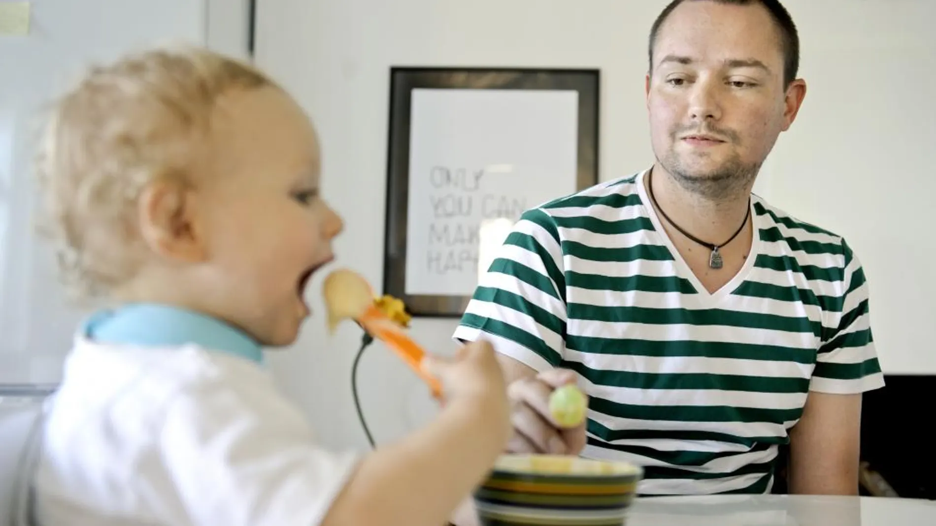 Imagen de archivo un padre sueco alimentando a su hijo en Estocolmo