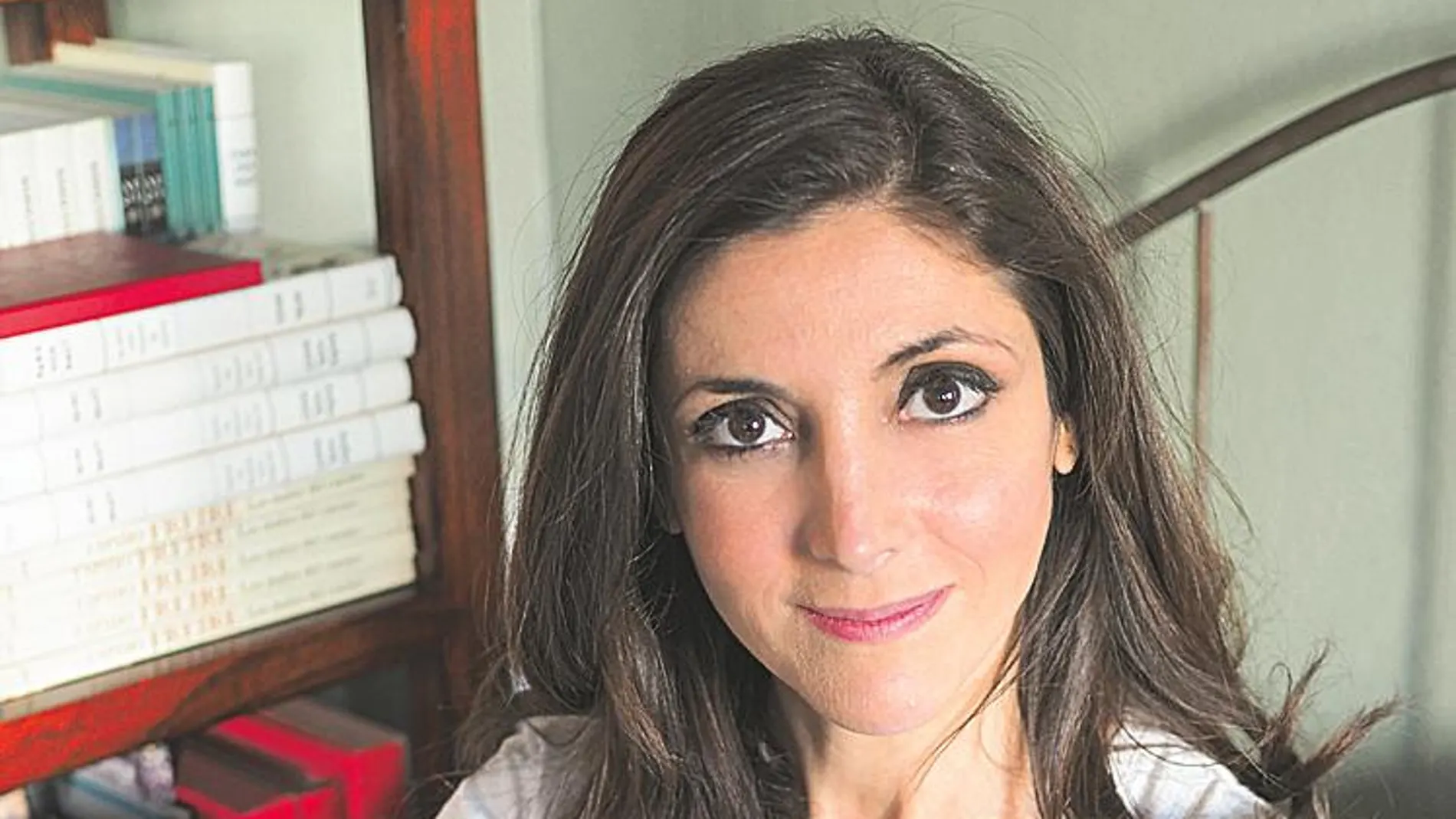 La escritora posa con Lady Macbeth, una de sus tres gatas
