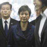 La expresidenta de Corea del Sur Park Geun-hye (c) llega a una corte de distrito para una audiencia sobre su arresto domiciliario, en Seúl
